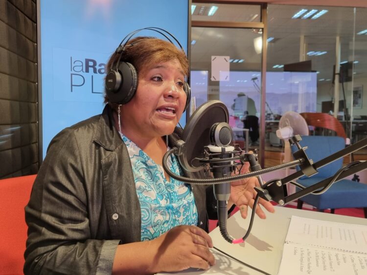 La cantante Giovanna Angola, en los estudios de La Razón Radio. Foto: Rubén Atahuichi