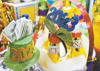 Sombreros con luces y cascos