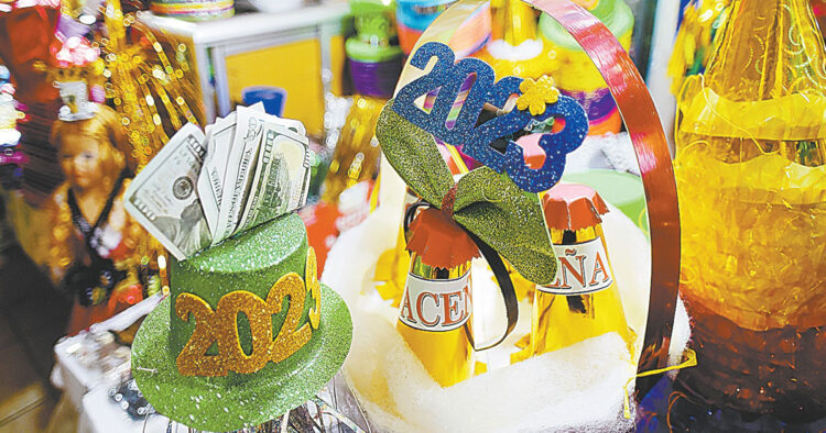 Sombreros con luces y cascos