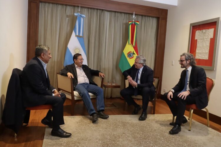 Arce y ferández hablan de gas y litio