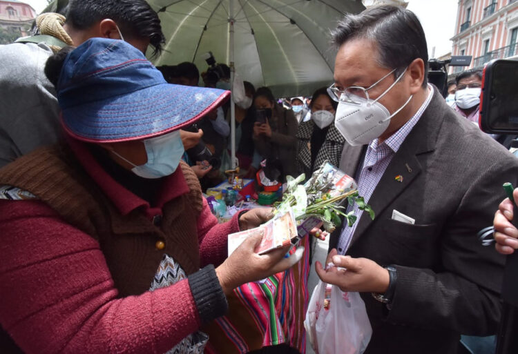 El presidente Arce visita la feria de la Alasita en La Paz