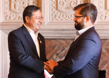 Boric plantea a Arce retomar relaciones diplomáticas y defiende soberanía de su país
