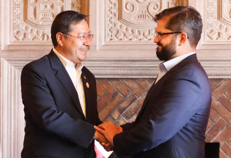 Boric plantea a Arce retomar relaciones diplomáticas y defiende soberanía de su país