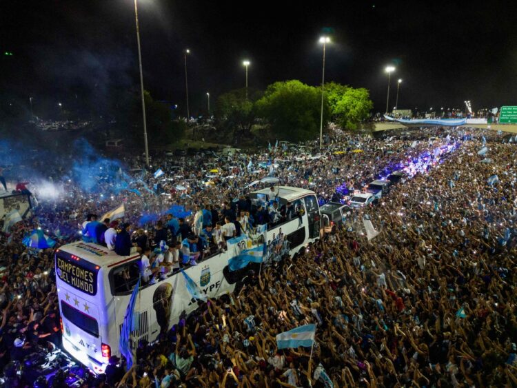 La fiesta albiceleste termina con un saludo desde helicópteros