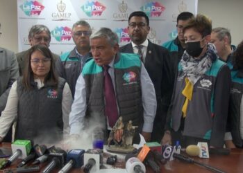 El alcalde Iván Arias, en el momento en que destruye una maqueta.