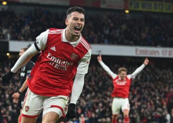 Arsenal remonta al West Ham para mantenerse líder de la Premier