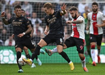 Arsenal empata con Southampton y sigue líder de la Premier League