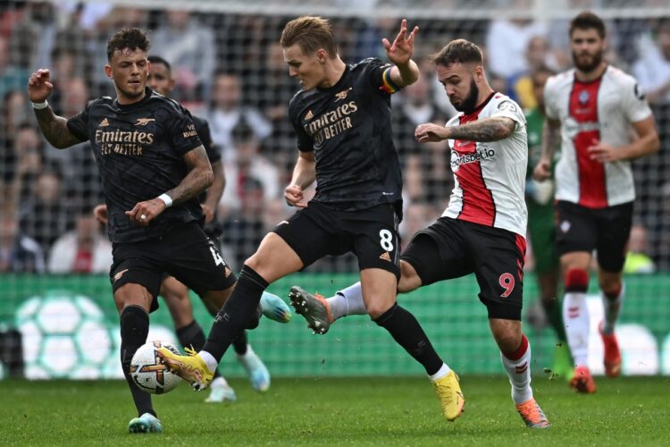 Arsenal empata con Southampton y sigue líder de la Premier League