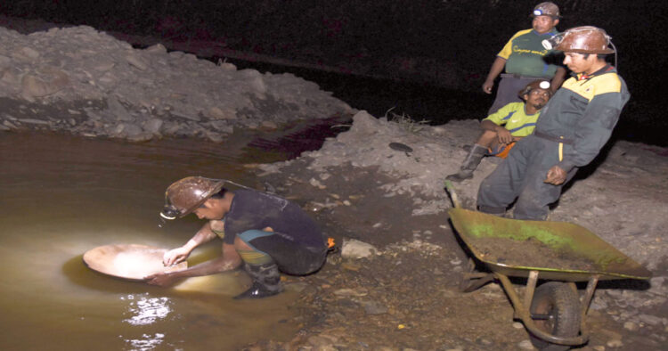 Dos mineros surcoreanos salieron con vida después de nueve días atrapados en una mina.