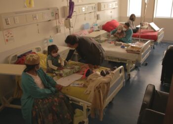 el ministro Jeyson Auza visitó el martes a niños con cáncer en La Paz. Foto: Salud