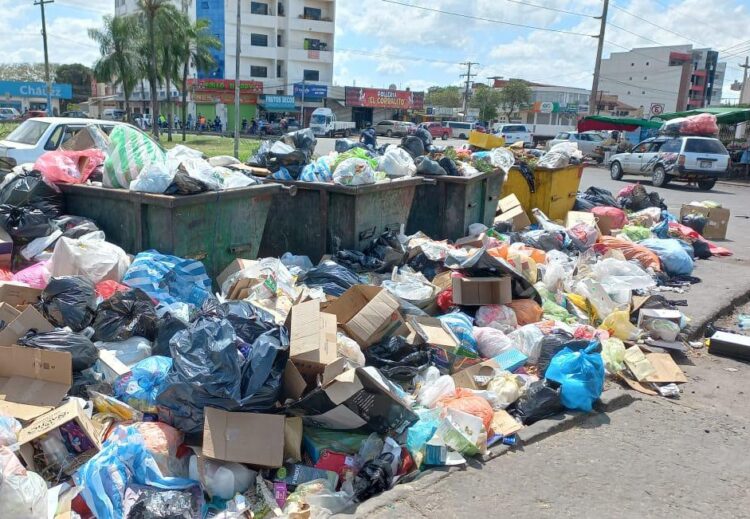 Santa Cruz declara alerta roja, la basura se acumula en las calles y falta combustible para los servicios de salud