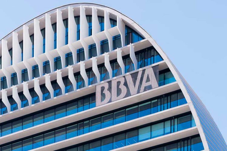 Beneficio del BBVA en fuerte alza en el primer semestre, gracias a nuevos clientes