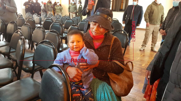 La Policía entrega a la bebé Rossy a sus padres, luego de tres días de su rapto