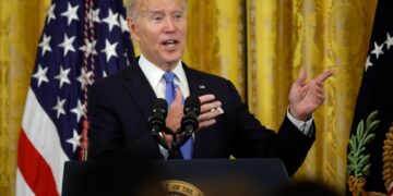 Biden firma una ley de financiación del Gobierno para evitar su cierre antes de las parlamentarias