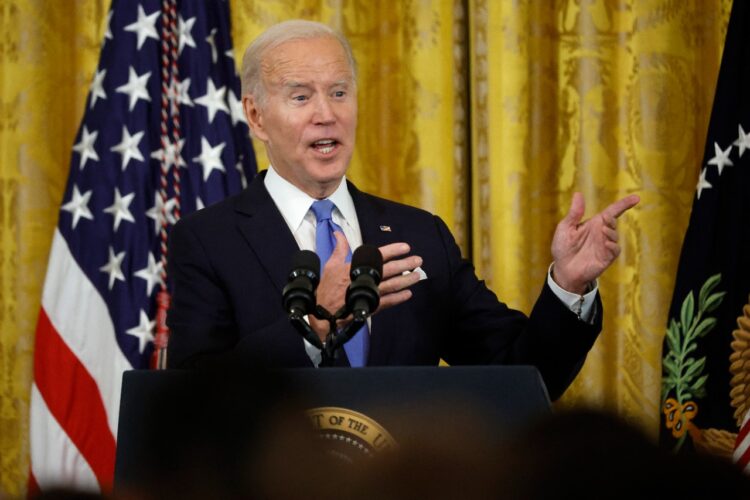 Biden firma una ley de financiación del Gobierno para evitar su cierre antes de las parlamentarias