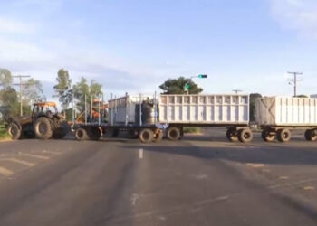 Tres sectores bloquean las carreteras antigua y nueva e incomunican a Santa Cruz
