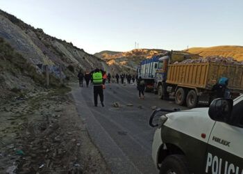 La salida de buses de La Paz a Cochabamba y Santa Cruz, suspendida por bloqueo en Sayari