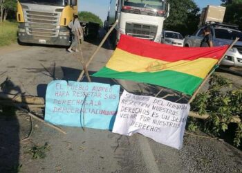 Ayoreos bloquean ruta a Brasil en protesta a revocatoria de mandato de asambleísta