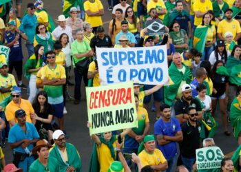Supremo da 48 horas para que entregue la pistola la diputada bolsonarista.