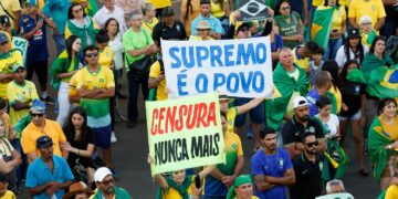Supremo da 48 horas para que entregue la pistola la diputada bolsonarista.