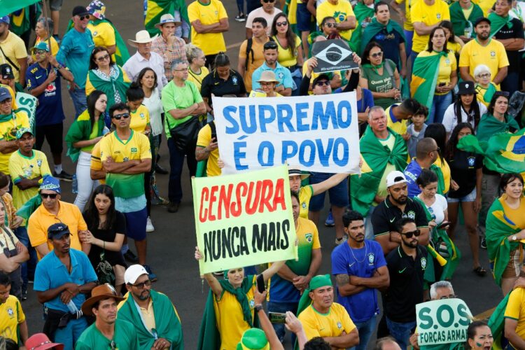 Supremo da 48 horas para que entregue la pistola la diputada bolsonarista.