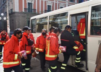 Llegan bomberos desde Perú para ayudar en la sofocación de los incendios. Foto: Gobernación de La Paz