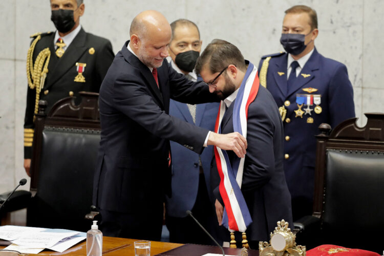 El izquierdista Gabriel Boric asume como el presidente más joven de Chile