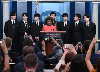 El grupo de Pop, BTS, denuncia en Casa Blanca el racismo contra asiáticos. Foto: AFP.