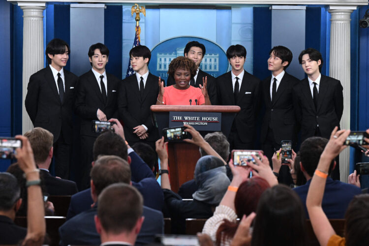 El grupo de Pop, BTS, denuncia en Casa Blanca el racismo contra asiáticos. Foto: AFP.