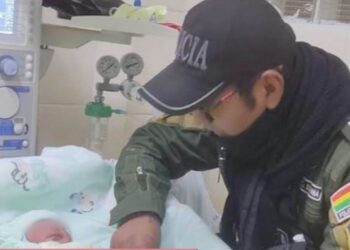 El recién nacido es arrullado por un policía.