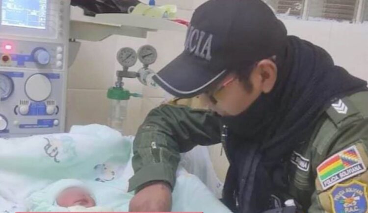 El recién nacido es arrullado por un policía.