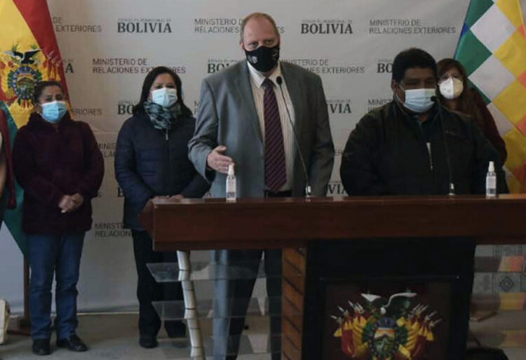 Bolivia ofrece a Chile su personal médico y le pide habilitar otro paso fronterizo