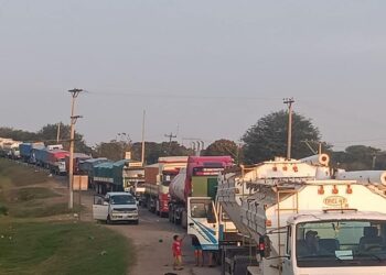 Transportistas bloquean carretera hacia la Chiquitania y piden renuncia del gerente de la ABC