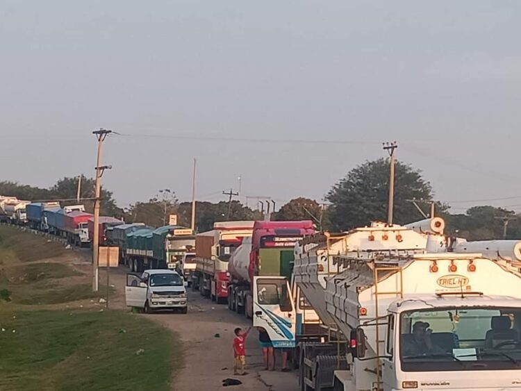 Transportistas bloquean carretera hacia la Chiquitania y piden renuncia del gerente de la ABC