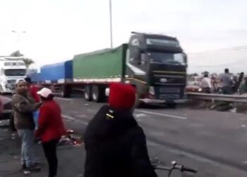 Policía levanta bloqueo en Warnes, queda expedita la carretera que une Santa Cruz con Cochabamba