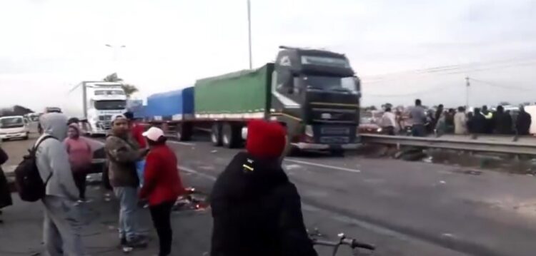 Policía levanta bloqueo en Warnes, queda expedita la carretera que une Santa Cruz con Cochabamba