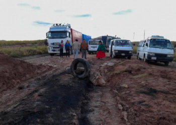 Los comunarios bloquean la vía a Desaguadero desde hace más de una semana. Foto: APG