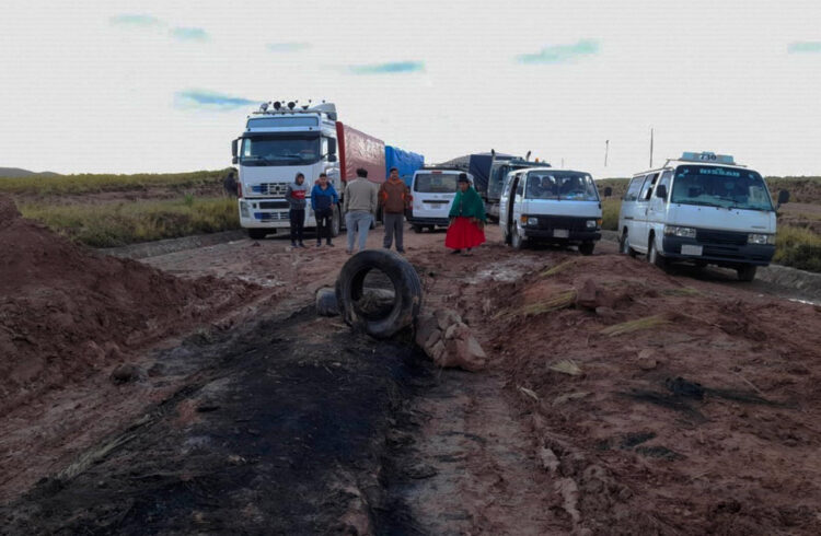 Los comunarios bloquean la vía a Desaguadero desde hace más de una semana. Foto: APG