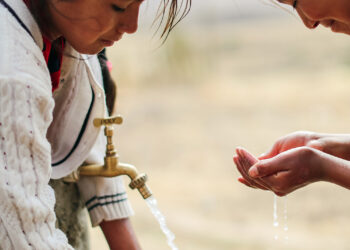 Dos niñas del área rural se benefician con agua potable. Foto: Web Water For People