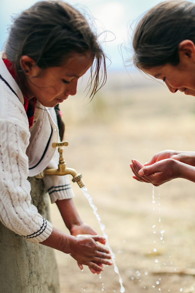 Dos niñas del área rural se benefician con agua potable. Foto: Web Water For People