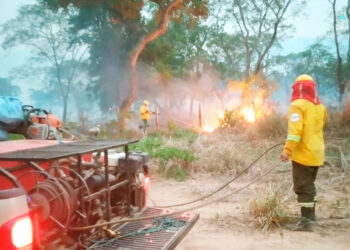 Bajan a 16 los incendios; se mantiene la alerta roja