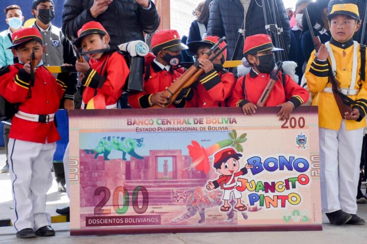 Estudiantes se benefician con el bono. Foto: Archivo