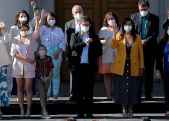 Parte del equipo de mujeres del presidente electo de Chile, Gabriel Boric, este viernes. Foto: AFP