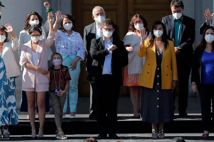 Parte del equipo de mujeres del presidente electo de Chile, Gabriel Boric, este viernes. Foto: AFP