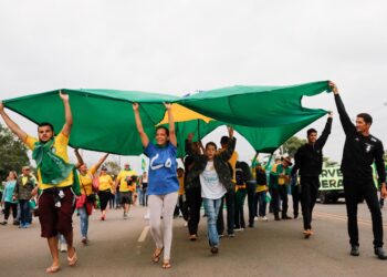 Los manifestantes “autorizan” a Bolsonaro a llamar a las Fuerzas Armadas. Foto: AFP