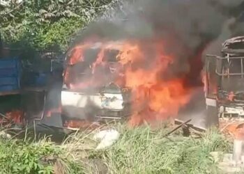 Reportan incendio de buses en una escuela de policías en Santa Cruz