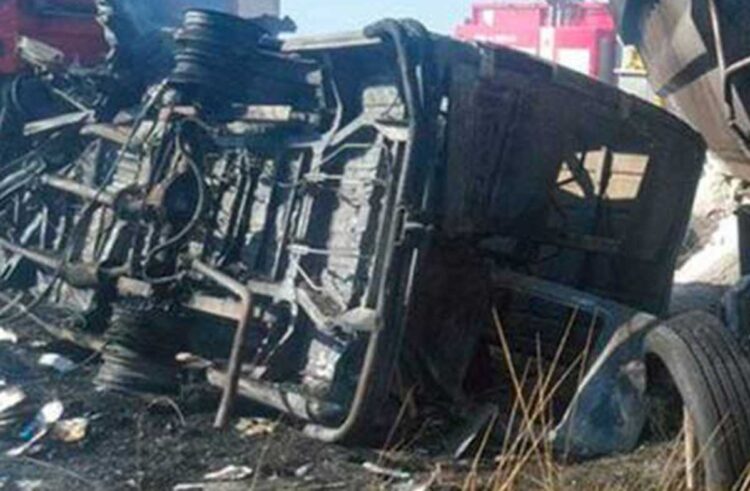 Choque entre bus y un camión deja 15 muertos y 37 heridos en Sudáfrica