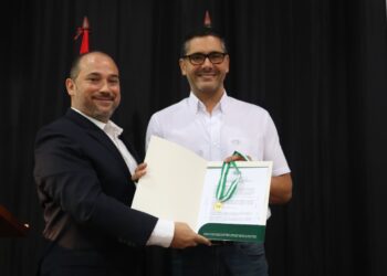 Demetrio Soruco (izquierda) recibe el galardón de parte de Óscar Mario Justiniano. Foto: CAO