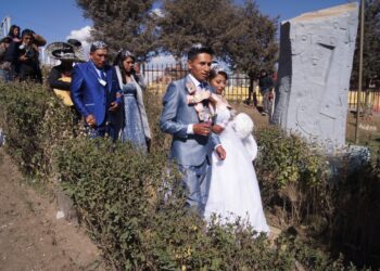 Mes del amor: Hasta 80 parejas de recién casados pasean en un día por el puente Bolivia