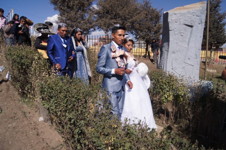 Mes del amor: Hasta 80 parejas de recién casados pasean en un día por el puente Bolivia